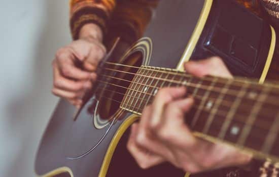 Aprende fácilmente a tocar la guitarra en cualquier lugar